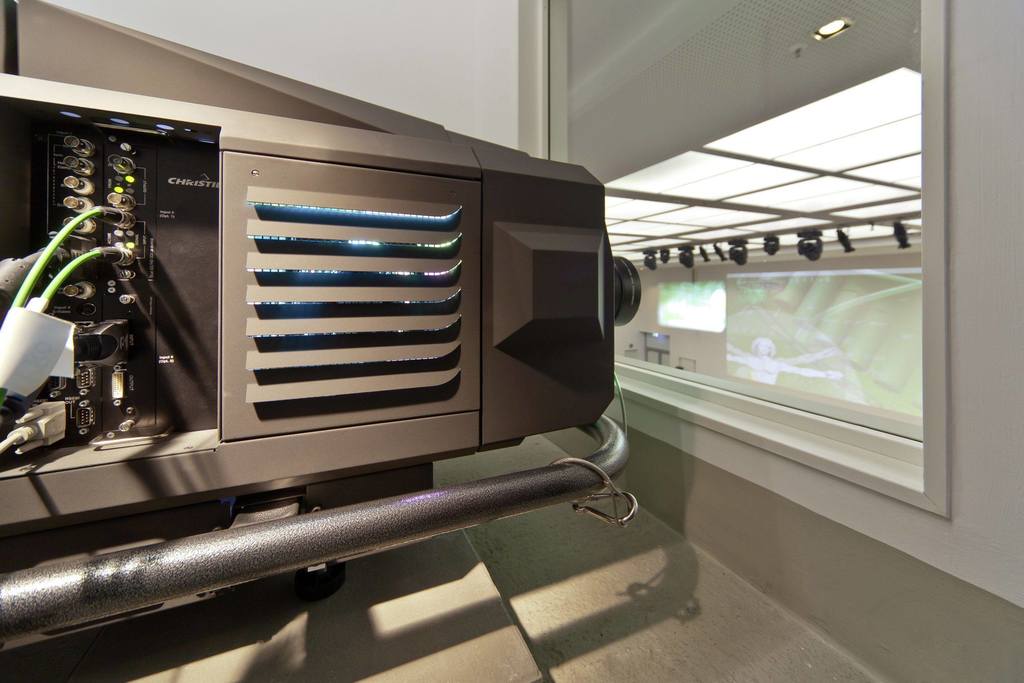 Beamer des Auditoriums im Konferenzzentrum bei Schaeffler in Herzogenaurach