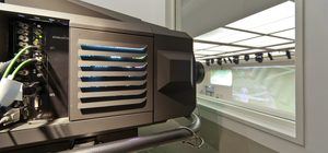 Christie Beamer des Auditoriums im Konferenzzentrum bei Schaeffler in Herzogenaurach