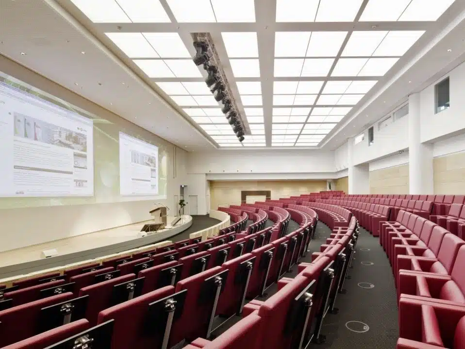 Schaeffler Auditorium in Herzogenaurach Großer Saal mit Beamer und 300 Ledersesseln in Herzogenaurach wie in einem Kinosaal.