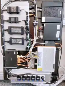 Mounting Board bestück - Projekt Nero der AOK und Kubus IT