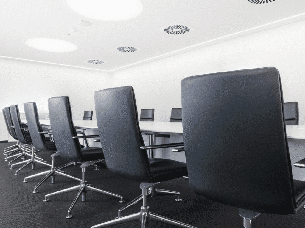 Vorstandsraum mit weißem Tisch und Ledersesseln bei Schaeffler Automotive Aftermarket Frankfurt